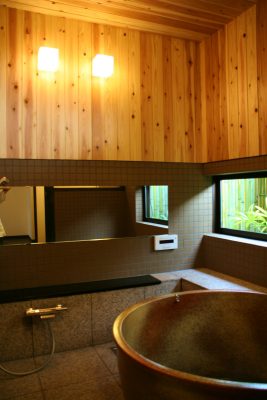 住宅浴室　リノベーション　陶器浴槽＆檜壁